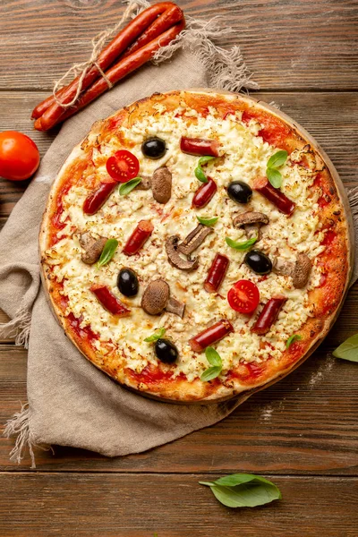 Pizza mit Wurst und Pilzen von oben — Stockfoto