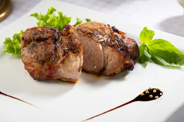 Gestoofd vlees op witte plaat — Stockfoto