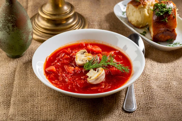 Col y remolacha sopa roja en un tazón — Foto de Stock