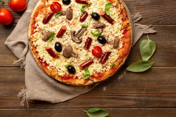 Pizza caseira com salsicha e cogumelos vista superior — Fotografia de Stock