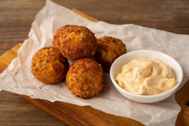 Ahşap üzerinde Falafel ve beyaz sos