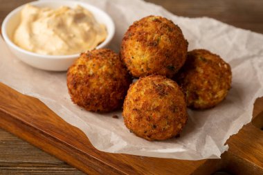 Ahşap üzerinde Falafel close-upl ve beyaz sos