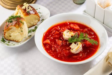 Kırmızı rus çorbası, borsch porsiyon