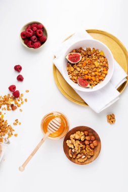 Beyaz masada berry ve fındık ile Granola