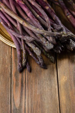 Ahşap tahtalarda organik kuşkonmaz