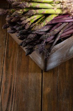 Ahşap tahtalarda organik kuşkonmaz, gıda