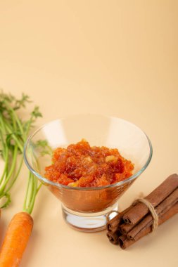 Tarçınlı havuç reçeli, taze havuç ve tarçın çubuğu.