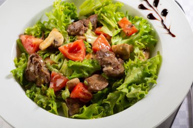 Sıcak salata, domates ve kızarmış et.