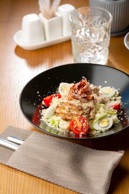 Et ve yumurtalı sıcak salata, yakın plan yemek.