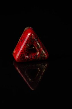 Siyah arka planda kırmızı çikolata şekeri