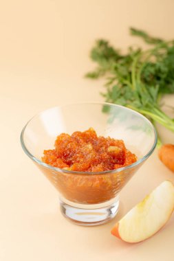 Elma ve havuç cam kasede buluşur.