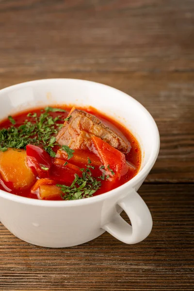 Rote ukrainische Suppe mit Rindfleisch in Nahaufnahme — Stockfoto