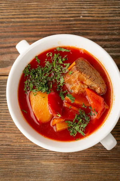 Röd ukrainsk soppa med nötkött — Stockfoto