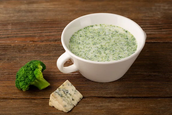 Sopa de brócoli cremosa con primer plano de queso azul — Foto de Stock