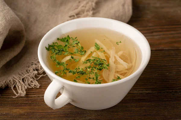 Bouillion con fideos y carne blanca de cerca — Foto de Stock