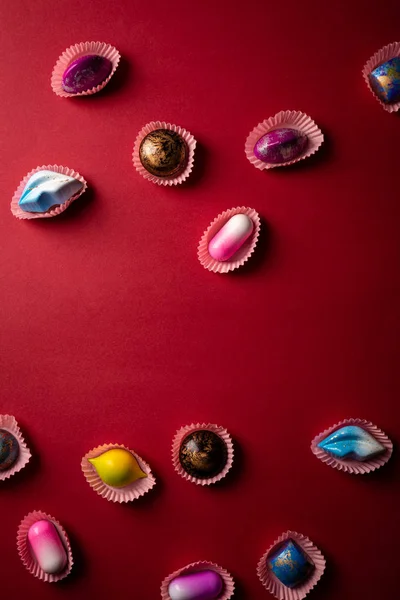 Conjunto de caramelos sobre fondo rojo —  Fotos de Stock