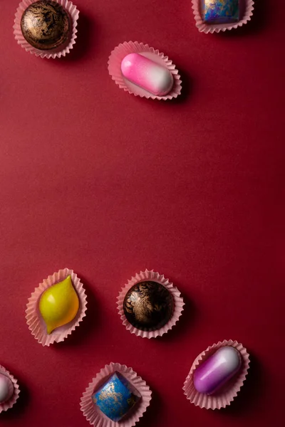 Çikolata Şeker kırmızı arka plan üzerinde ayarlayın — Stok fotoğraf