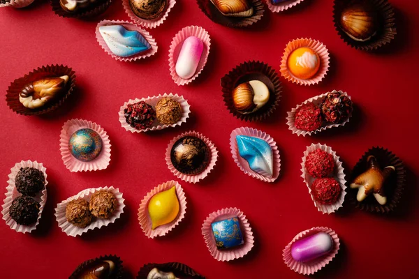 Cioccolato caramelle impostato su sfondo rosso. modello di cibo — Foto Stock