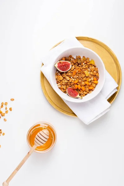 Granola avec figues et yaourt sur table blanche — Photo