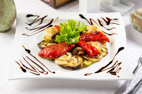 Gegrilde groenten op plaat, peper en aubergine — Stockfoto