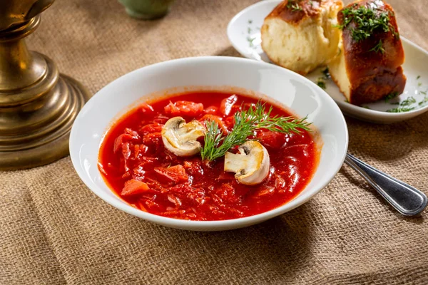 Cabbage and beetroot red soup with mushrooms — Stock Photo, Image