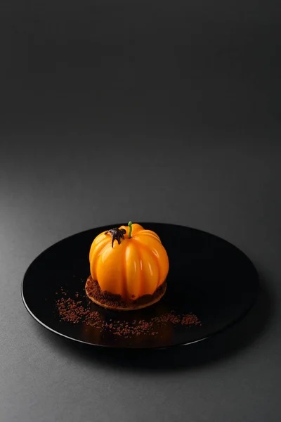 Cake for Halloween holiday on plate, pumpkin — Stock Photo, Image