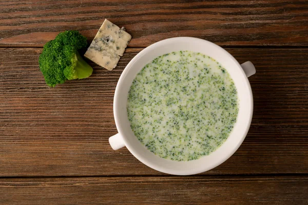 Soupe à la crème de brocoli au fromage bleu — Photo