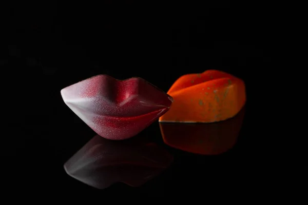 Конфеты настроить губы для Валентина Включая день праздник на черный — стоковое фото