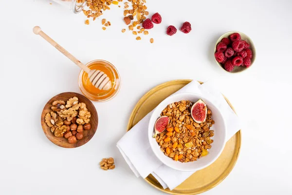 Tazón de desayuno con granola y nueces vista superior, comida saludable — Foto de Stock