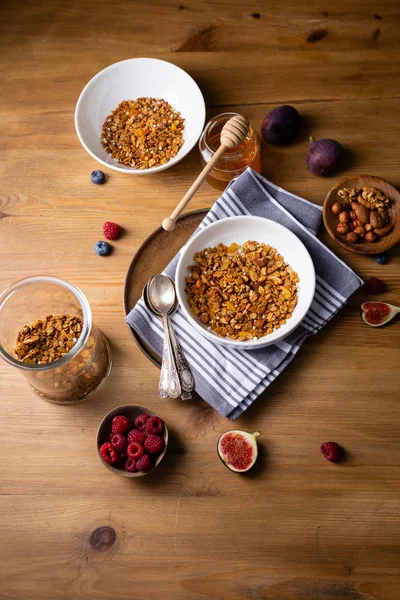 ग्रॅनोला आणि फळे शीर्ष दृश्य, निरोगी अन्न सह नाश्ता बाऊल — स्टॉक फोटो, इमेज