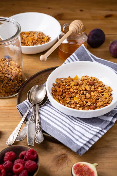 Breakfast bowl with granola and fruits, healthy food — Stock Photo, Image