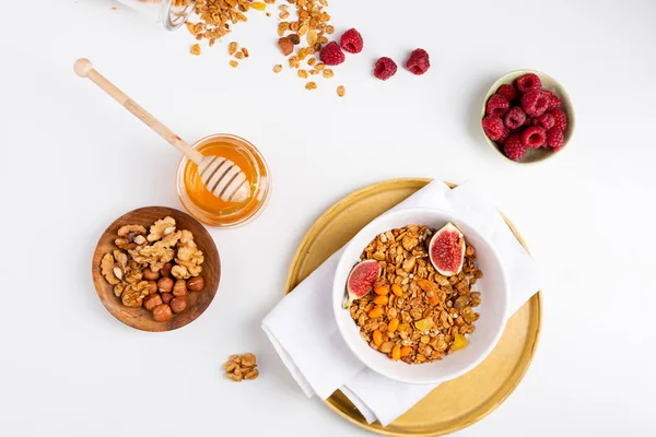 Petit déjeuner bol avec granola et noix vue sur le dessus, des aliments sains — Photo