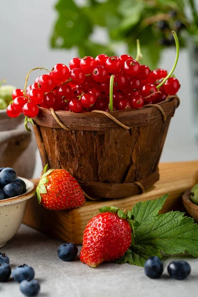Frutas frescas de groselha vermelha de verão, comida saudável — Fotografia de Stock