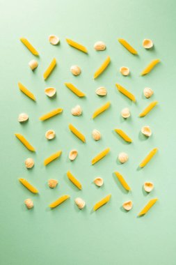 Parlak yeşil yüzeyde ham makarna deseni