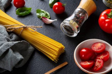 Koyu arkaplanda pişmemiş spagettiyi kapat.