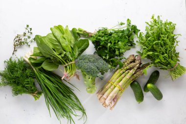 Yeşil organik sebzeler ve şifalı bitkiler.