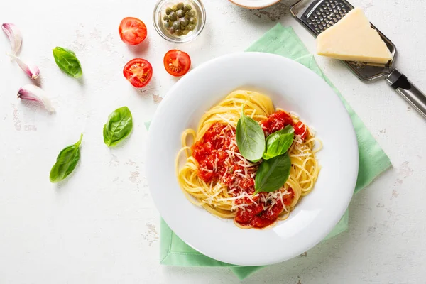 Espaguetis Con Salsa Tomate Superficie Blanca —  Fotos de Stock