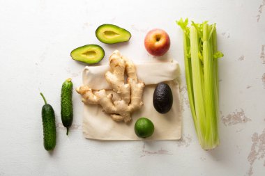 Taze sebzeler ışık yüzeyinde en üst görünüm