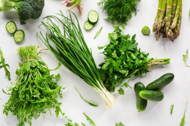 Beyaz yüzey görünümünde yeşil sebze üretimi