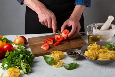 İtalyan makarnası ve domates sosu pişiriyorum.