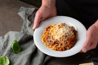 Peynirli bolonez spagettisi ve İtalyan yemeği.