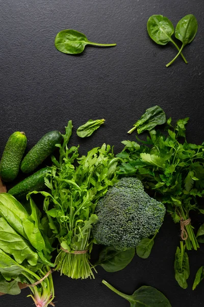 Verdure Biologiche Fresche Sul Tavolo Cottura Nero Vista Dall Alto — Foto Stock