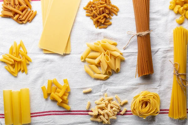 Olika Typer Och Former Italiensk Pasta Ovanifrån Vit Linneduk — Stockfoto