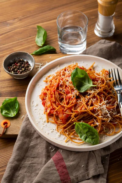 Espaguete Trigo Inteiro Com Molho Vermelho Vista Superior Placa Branca — Fotografia de Stock