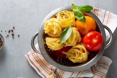 İtalyan Fettucine ve domates üst görünüm