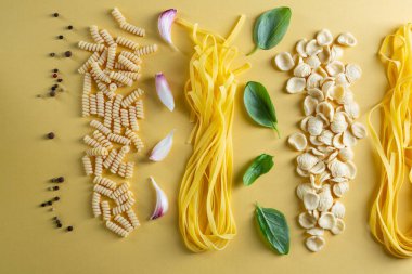 Çeşitli makarna ve malzemeler üst görünüm