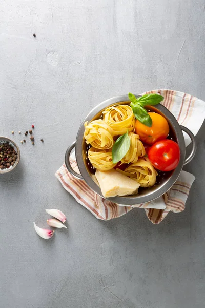 Fettucine Tomates Prontos Para Cozinhar Vista Superior — Fotografia de Stock