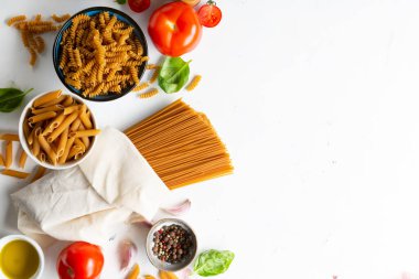 Farklı tipte kepekli makarna üst görünümü