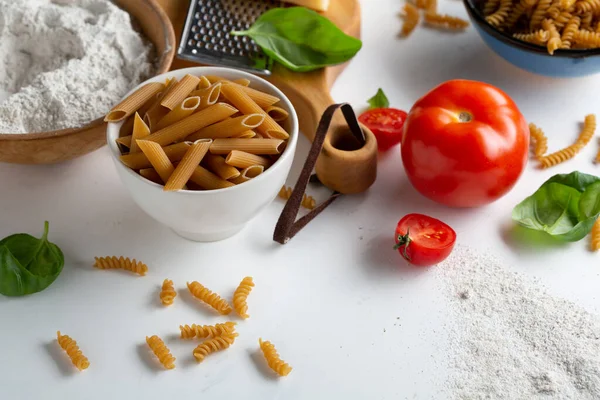 Hela Korn Penne Och Ingredienser Vitt Bord — Stockfoto