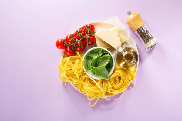 Syrové Těstoviny Fettuccine Pohled Fialový Povrch — Stock fotografie